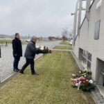 05.12.2021. Sandomierz. Uroczystości 154. rocznicy urodzin marszałka Józefa Piłsudskiego. Na zdjęciu (od lewej): Krzysztof Kandefer  radny powiatu sandomierskiego, Jacek Toś - dyrektor regionalny KOWR w Kielcach i Krzysztof Szatan - przewodniczący klubu PiS w Radzie Miasta Sandomierza / Grażyna Szlęzak-Wójcik / Radio Kielce