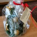 02.12.2021. Sandomierz. Na zdjęciu: stroiki, bombki z różnych materiałów, choinki oraz inne elementy dekoracyjne przygotowane przez rodziców i uczniów Katolickiego Liceum Ogólnokształcącego i Szkoły Podstawowej im. św. Królowej Jadwigi / Grażyna Szlęzak-Wójcik / Radio Kielce