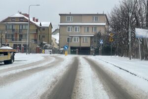 24.12.2021. Kielce. Zaśnieżone drogi i chodniki / Wiktor Taszłow / Radio Kielce