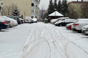 24.12.2021. Kielce. Zaśnieżone drogi i chodniki / Wiktor Taszłow / Radio Kielce