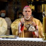 25.12.2021. Sandomierz. Pasterka. Na zdjęciu (z prawej): biskup diecezji sandomierskiej Krzysztof Nitkiewicz / Grażyna Szlęzak-Wójcik / Radio Kielce