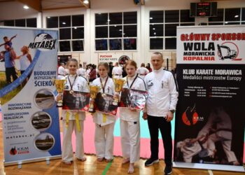 Trener Andrzej Horna ze swoimi podopiecznymi (od lewej) Kinga Rabiej, Patrycja Gałecka i Nadia Kubiec / KKM/Facebook