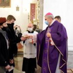 19.12.2021. Sandomierz. Przekazanie Betlejemskiego Światła. Na zdjęciu (po prawej): bp Krzysztof Nitkiewicz - ordynariusz diecezji sandomierskiej / Ks. Grzegorz Słodkowski