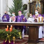 19.12.2021. Sandomierz. Przekazanie Betlejemskiego Światła. Na zdjęciu (w środku): bp Krzysztof Nitkiewicz - ordynariusz diecezji sandomierskiej / Ks. Grzegorz Słodkowski