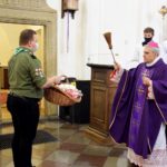 19.12.2021. Sandomierz. Przekazanie Betlejemskiego Światła. Na zdjęciu (po prawej): bp Krzysztof Nitkiewicz - ordynariusz diecezji sandomierskiej / Ks. Grzegorz Słodkowski