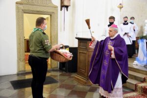 19.12.2021. Sandomierz. Przekazanie Betlejemskiego Światła. Na zdjęciu (po prawej): bp Krzysztof Nitkiewicz - ordynariusz diecezji sandomierskiej / Ks. Grzegorz Słodkowski