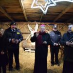 22.12.2021. Sandomierz. Szopka z żywymi zwierzętami. Na zdjęciu (w środku):  biskup sandomierski Krzysztof Nitkiewicz, Ryszard Komański - komendant powiatowy policji w Sandomierzu, ks. Bogusław Pitucha - dyrektor Caritas Diecezji Sandomierskiej. / ks. Grzegorz Słodkowski