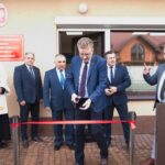 01.12.2021. Radoszyce. Otwarcie filii wydziału transportu i komunikacji starostwa powiatowego w Końskich. Na zdjęciu (przecina wstęgę): Grzegorz Piec - starosta konecki / Magdalena Galas-Klusek / Radio Kielce