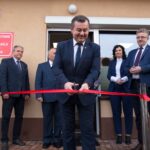 01.12.2021. Radoszyce. Otwarcie filii wydziału transportu i komunikacji starostwa powiatowego w Końskich. Na zdjęciu (przecina wstęgę): Jarosław Staciwa - członek zarządu powiatu koneckiego / Magdalena Galas-Klusek / Radio Kielce