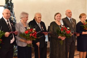 02.12.2021. Końskie. 19 par odebrało prezydencki Medal za Długoletnie Pożycie Małżeńskie / Magdalena Galas-Klusek / Radio Kielce