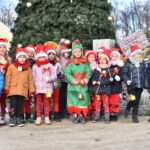 03.12.2021. Końskie. Choinka przed Urzędem Miasta i Gminy w Końskich / Magdalena Galas-Klusek / Radio Kielce