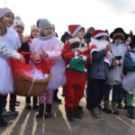 03.12.2021. Końskie. Choinka przed Urzędem Miasta i Gminy w Końskich / Magdalena Galas-Klusek / Radio Kielce