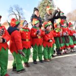 03.12.2021. Końskie. Choinka przed Urzędem Miasta i Gminy w Końskich / Magdalena Galas-Klusek / Radio Kielce