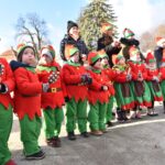 03.12.2021. Końskie. Choinka przed Urzędem Miasta i Gminy w Końskich / Magdalena Galas-Klusek / Radio Kielce