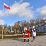 03.12.2021. Końskie. Choinka przed Urzędem Miasta i Gminy w Końskich / Magdalena Galas-Klusek / Radio Kielce