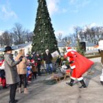 03.12.2021. Końskie. Choinka przed Urzędem Miasta i Gminy w Końskich / Magdalena Galas-Klusek / Radio Kielce
