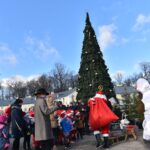 03.12.2021. Końskie. Choinka przed Urzędem Miasta i Gminy w Końskich / Magdalena Galas-Klusek / Radio Kielce