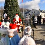 03.12.2021. Końskie. Choinka przed Urzędem Miasta i Gminy w Końskich / Magdalena Galas-Klusek / Radio Kielce