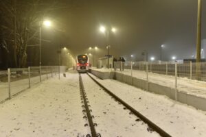 12.12.2021. Końskie. Stacja kolejowa. Odjazd pierwszego po 12 latach pociągu relacji Końskie-Łódź Chojny / Magdalena Galas-Klusek / Radio Kielce