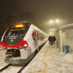 12.12.2021. Końskie. Stacja kolejowa. Odjazd pierwszego po 12 latach pociągu relacji Końskie-Łódź Chojny / Magdalena Galas-Klusek / Radio Kielce