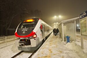 12.12.2021. Końskie. Stacja kolejowa. Odjazd pierwszego po 12 latach pociągu relacji Końskie-Łódź Chojny / Magdalena Galas-Klusek / Radio Kielce