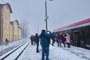 12.12.2021. Końskie. Wycieczka pociągiem do Tomaszowa Mazowieckiego organizowana przez konecki oddział PTTK / Magdalena Galas-Klusek / Radio Kielce