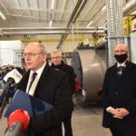 28.12.2021. Końskie. Uruchomienie nowych kotłów gazowych w koneckiej elektrociepłowni. Na zdjęciu (od lewej): Krzysztof Obratański - burmistrz Końskich, Tomasz Szatkowski - dyrektor PEC w Końskich i Piotr Wawrzyk - wiceminister spraw zagranicznych / Magdalena Galas-Klusek / Radio Kielce