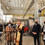 28.12.2021. Końskie. Uruchomienie nowych kotłów gazowych w koneckiej elektrociepłowni. Na zdjęciu (po prawej): Piotr Wawrzyk - wiceminister spraw zagranicznych i Krzysztof Obratański - burmistrz Końskich / Magdalena Galas-Klusek / Radio Kielce