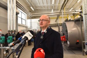 28.12.2021. Końskie. Uruchomienie nowych kotłów gazowych w koneckiej elektrociepłowni. Na zdjęciu: Piotr Wawrzyk - wiceminister spraw zagranicznych / Magdalena Galas-Klusek / Radio Kielce