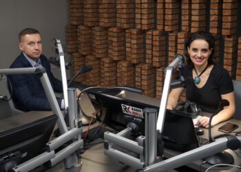 02.12.2021. Radio Kielce. Punkty Widzenia. Na zdjęciu (od lewej) Nadkomisarz Kamil Tokarski i Magdalena Sitek - Radio Kielce / Dionizy Krawczyński / Radio Kielce