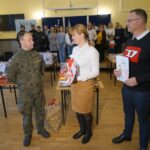 04.12.2021. Kielce. Dary dla polskich żołnierzy w ramach akcji „Murem za polskim mundurem”. Na zdjęciu (od lewej): płk Piotr Hałys - dowódca 10. ŚBOT, Magdalena Fogiel-Litwinek, zastępca komendanta OHP w Kielcach i Arkadiusz Ślipikowski - radny Rady Miasta Kielce / Marcin Marszałek / Radio Kielce