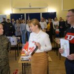 04.12.2021. Kielce. Dary dla polskich żołnierzy w ramach akcji „Murem za polskim mundurem”. Na zdjęciu (od lewej): płk Piotr Hałys - dowódca 10. ŚBOT, Magdalena Fogiel-Litwinek, zastępca komendanta OHP w Kielcach i Arkadiusz Ślipikowski - radny Rady Miasta Kielce / Marcin Marszałek / Radio Kielce