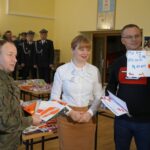 04.12.2021. Kielce. Dary dla polskich żołnierzy w ramach akcji „Murem za polskim mundurem”. Na zdjęciu (od lewej): płk Piotr Hałys - dowódca 10. ŚBOT, Magdalena Fogiel-Litwinek, zastępca komendanta OHP w Kielcach i Arkadiusz Ślipikowski - radny Rady Miasta Kielce / Marcin Marszałek / Radio Kielce