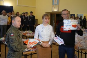 04.12.2021. Kielce. Dary dla polskich żołnierzy w ramach akcji „Murem za polskim mundurem”. Na zdjęciu (od lewej): płk Piotr Hałys - dowódca 10. ŚBOT, Magdalena Fogiel-Litwinek, zastępca komendanta OHP w Kielcach i Arkadiusz Ślipikowski - radny Rady Miasta Kielce / Marcin Marszałek / Radio Kielce