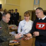 04.12.2021. Kielce. Dary dla polskich żołnierzy w ramach akcji „Murem za polskim mundurem”. Na zdjęciu (od lewej): płk Piotr Hałys - dowódca 10. ŚBOT, Magdalena Fogiel-Litwinek, zastępca komendanta OHP w Kielcach i Arkadiusz Ślipikowski - radny Rady Miasta Kielce / Marcin Marszałek / Radio Kielce