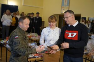 04.12.2021. Kielce. Dary dla polskich żołnierzy w ramach akcji „Murem za polskim mundurem”. Na zdjęciu (od lewej): płk Piotr Hałys - dowódca 10. ŚBOT, Magdalena Fogiel-Litwinek, zastępca komendanta OHP w Kielcach i Arkadiusz Ślipikowski - radny Rady Miasta Kielce / Marcin Marszałek / Radio Kielce