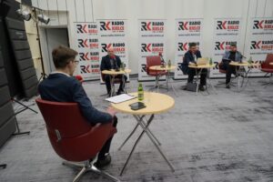 05.12.2021. Kielce. Studio Polityczne Radia Kielce. Na zdjęciu (od lewej): Michał Kita - Radio Kielce, Rafał Nowak - wicewojewoda świętokrzyski, Michał Sokolnicki - Konfederacja Partia KORWiN i Filip Strząbała - Nowa Lewica / Piotr Kwaśniewski / Radio Kielce