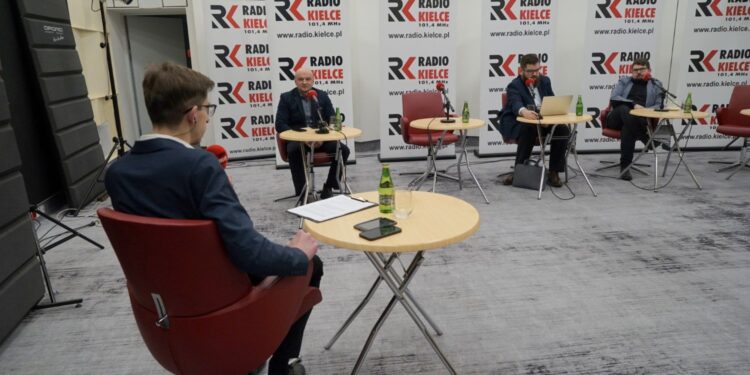 05.12.2021. Kielce. Studio Polityczne Radia Kielce. Na zdjęciu (od lewej): Michał Kita - Radio Kielce, Rafał Nowak - wicewojewoda świętokrzyski, Michał Sokolnicki - Konfederacja Partia KORWiN i Filip Strząbała - Nowa Lewica / Piotr Kwaśniewski / Radio Kielce