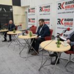 05.12.2021. Kielce. Studio Polityczne Radia Kielce. Na zdjęciu (od lewej): Rafał Nowak - wicewojewoda świętokrzyski, Michał Sokolnicki - Konfederacja Partia KORWiN i Filip Strząbała - Nowa Lewica / Piotr Kwaśniewski / Radio Kielce
