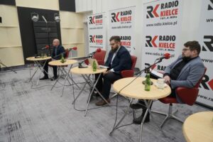 05.12.2021. Kielce. Studio Polityczne Radia Kielce. Na zdjęciu (od lewej): Rafał Nowak - wicewojewoda świętokrzyski, Michał Sokolnicki - Konfederacja Partia KORWiN i Filip Strząbała - Nowa Lewica / Piotr Kwaśniewski / Radio Kielce