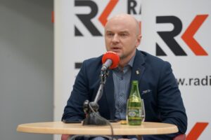 05.12.2021. Kielce. Studio Polityczne Radia Kielce. Na zdjęciu: Rafał Nowak - wicewojewoda świętokrzyski / Piotr Kwaśniewski / Radio Kielce