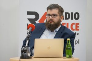 05.12.2021. Kielce. Studio Polityczne Radia Kielce. Na zdjęciu: Michał Sokolnicki - Konfederacja Partia KORWiN / Piotr Kwaśniewski / Radio Kielce