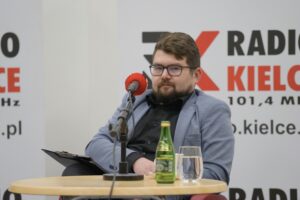 05.12.2021. Kielce. Studio Polityczne Radia Kielce. Na zdjęciu: Filip Strząbała - Nowa Lewica / Piotr Kwaśniewski / Radio Kielce