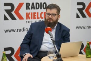 05.12.2021. Kielce. Studio Polityczne Radia Kielce. Na zdjęciu: Michał Sokolnicki - Konfederacja Partia KORWiN / Piotr Kwaśniewski / Radio Kielce