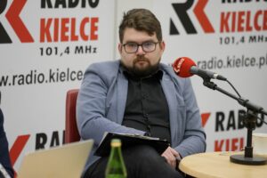 05.12.2021. Kielce. Studio Polityczne Radia Kielce. Na zdjęciu: Filip Strząbała - Nowa Lewica / Piotr Kwaśniewski / Radio Kielce