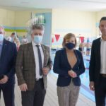 06.12.2021. Strawczyn. Mikołajkowe zawody pływackie. Na zdjęciu (od lewej): Tadeusz Tkaczyk - wójt gminy Strawczyn, Krzysztof Słoń - senator PiS, Anna Krupka - wiceminister sportu i Łukasz Woźniak - dyrektor Centrum Sportowo-Rekreacyjnego „Olimpic” / Sebastian Kalwat / Radio Kielce