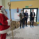 06.12.2021. Strawczyn. Mikołajkowe zawody pływackie. Na zdjęciu (w środku): Krzysztof Słoń - senator PiS, Tadeusz Tkaczyk - wójt gminy Strawczyn i Łukasz Woźniak - dyrektor Centrum Sportowo-Rekreacyjnego „Olimpic” / Sebastian Kalwat / Radio Kielce