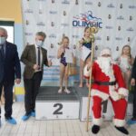 06.12.2021. Strawczyn. Mikołajkowe zawody pływackie. Na zdjęciu (od lewej): Tadeusz Tkaczyk - wójt gminy Strawczyn i Krzysztof Słoń - senator PiS; po prawej: Łukasz Woźniak - dyrektor Centrum Sportowo-Rekreacyjnego „Olimpic” / Sebastian Kalwat / Radio Kielce