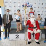 06.12.2021. Strawczyn. Mikołajkowe zawody pływackie. Na zdjęciu (od lewej): Tadeusz Tkaczyk - wójt gminy Strawczyn i Krzysztof Słoń - senator PiS; po prawej: Łukasz Woźniak - dyrektor Centrum Sportowo-Rekreacyjnego „Olimpic” / Sebastian Kalwat / Radio Kielce