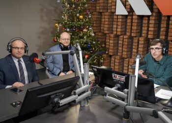 07.12.2021. Radio Kielce. Punkty widzenia. Na zdjęciu (od lewej): Tomasz Staniek - starosta opatowski, Krzysztof Obratański - burmistrz Końskich, Michał Kita - dziennikarz Radia Kielce / Sebastian Kalwat / Radio Kielce